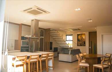 Imagem: A casa possui 4 Dormitórios, 5 Banheiros, 4 Vagas na garagem