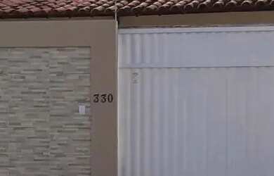 Imagem: A casa possui 3 Dormitórios, 1 Banheiro, 2 Vagas na garagem