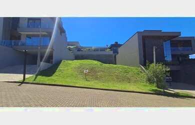 Imagem: O terreno possui 400m² de Área e está localizado em Encosta