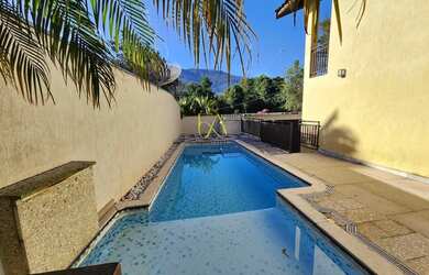 Imagem: A casa possui 4 Dormitórios, 5 Banheiros, 4 Vagas na garagem