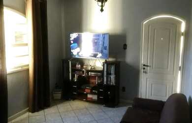 Imagem: A casa possui 5 Dormitórios, 3 Banheiros, 1 Vaga na garagem