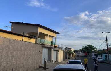 Imagem: A casa possui 3 Dormitórios, 3 Banheiros, 3 Vagas na garagem