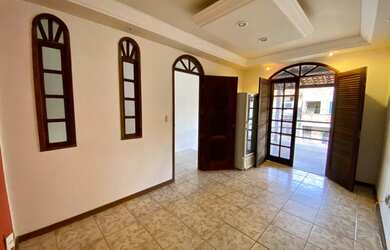 Imagem: A casa possui 3 Dormitórios, 3 Banheiros, 4 Vagas na garagem