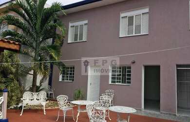 Imagem: A casa possui 5 Dormitórios, 1 Banheiro, 3 Vagas na garagem