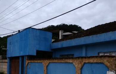 Imagem: A casa possui 2 Dormitórios, 2 Banheiros, 2 Vagas na garagem