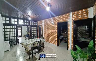 Imagem: A casa possui 5 Dormitórios, 4 Banheiros, 4 Vagas na garagem