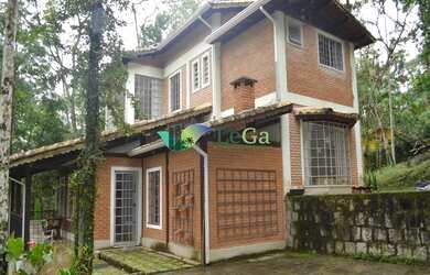 Imagem 1: Linda Casa Alto Penedo. 200m² de Área, 4 Vagas na garageme3 Dormitórios