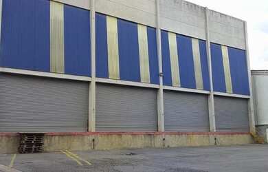 Imagem: O depósito possui 5 Vagas na garagem, 1.680m² de Área e