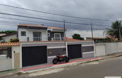 Imagem: A casa possui 3 Dormitórios, 1 Banheiro, 3 Vagas na garagem