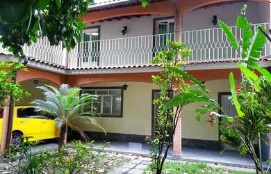 Imagem: A casa possui 4 Dormitórios, 3 Banheiros, 2 Vagas na garagem