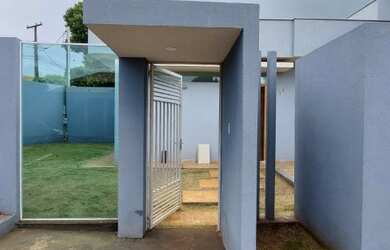 Imagem: A casa possui 3 Dormitórios, 2 Banheiros, 2 Vagas na garagem