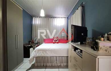 Imagem: A casa possui 3 Dormitórios, 2 Banheiros, 3 Vagas na garagem