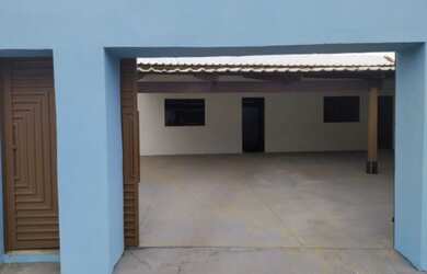 Imagem: A casa possui 3 Dormitórios, 2 Banheiros, 2 Vagas na garagem