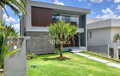 Imagem: A casa em condomínio possui 4 Dormitórios, 5 Banheiros, 5