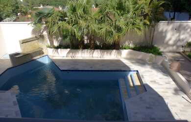 Imagem: A casa possui 4 Dormitórios, 4 Banheiros, 5 Vagas na garagem