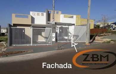 Imagem: A casa possui 2 Dormitórios, 1 Banheiro, 2 Vagas na garagem