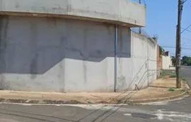 Imagem: A casa possui 5 Dormitórios, 3 Banheiros e está localizado