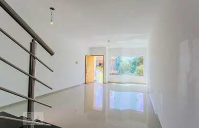 Imagem: A casa possui 3 Dormitórios, 4 Banheiros, 5 Vagas na garagem