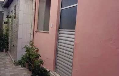 Imagem: A casa possui 3 Dormitórios, 1 Banheiro e está localizado