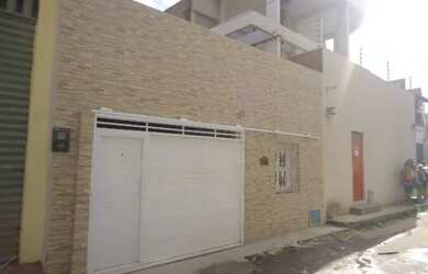 Imagem: A casa possui 3 Dormitórios, 2 Banheiros, 1 Vaga na garagem