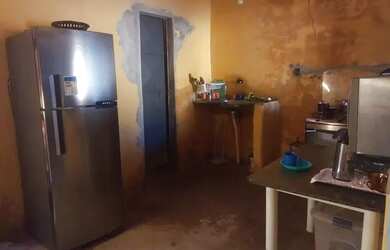 Imagem: A casa possui 2 Dormitórios e 1 Banheiro e está localizado