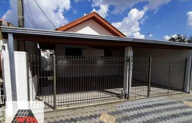 Imagem: A casa possui 3 Dormitórios, 1 Banheiro, 2 Vagas na garagem