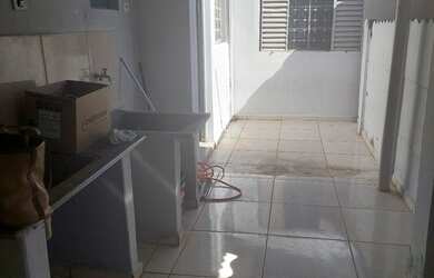 Imagem: A casa possui 2 Dormitórios, 1 Banheiro e está localizado