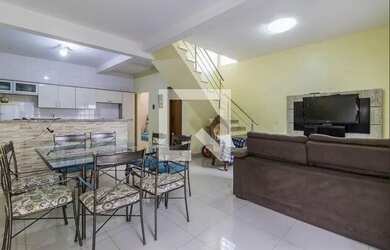 Imagem: A casa possui 3 Dormitórios, 2 Banheiros, 2 Vagas na garagem