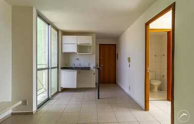 Imagem: O apartamento possui 1 Dormitório, 1 Banheiro, 1 Vaga na garagem