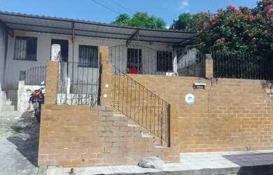 Imagem: A casa possui 2 Dormitórios, 1 Banheiro, 1 Vaga na garagem