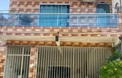 Imagem: A casa possui 3 Dormitórios, 3 Banheiros, 2 Vagas na garagem