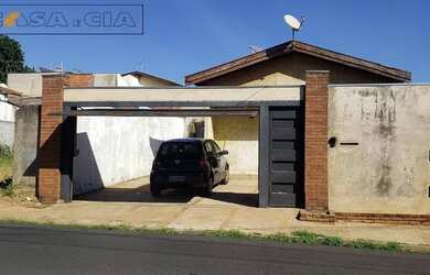 Imagem: A casa possui 3 Dormitórios, 1 Banheiro, 4 Vagas na garagem