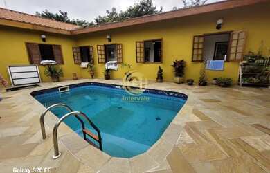 Imagem: A casa possui 4 Dormitórios, 3 Banheiros, 5 Vagas na garagem