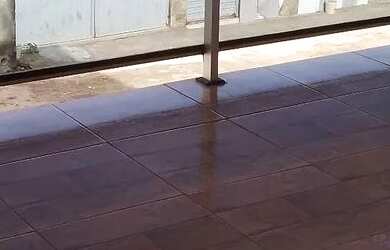 Imagem: A casa possui 3 Dormitórios, 2 Banheiros, 1 Vaga na garagem