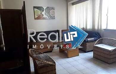 Imagem: A casa possui 5 Dormitórios, 5 Banheiros, 4 Vagas na garagem