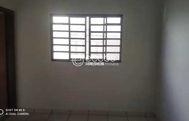 Imagem: A casa possui 3 Dormitórios, 3 Banheiros, 2 Vagas na garagem