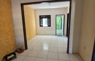 Imagem: A casa possui 4 Dormitórios e 2 Banheiros e está localizado