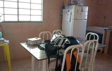 Imagem: A casa possui 4 Dormitórios, 2 Banheiros, 1 Vaga na garagem