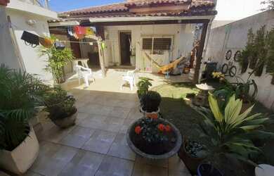 Imagem: A casa possui 4 Dormitórios, 3 Banheiros, 2 Vagas na garagem