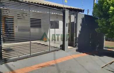 Imagem: A casa possui 2 Dormitórios, 1 Banheiro, 2 Vagas na garagem