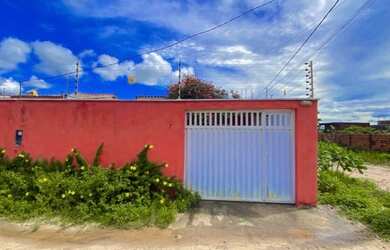 Imagem: A casa possui 2 Dormitórios, 2 Banheiros, 2 Vagas na garagem