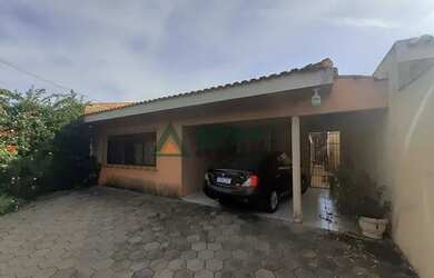 Imagem: A casa possui 3 Dormitórios, 2 Banheiros, 1 Vaga na garagem