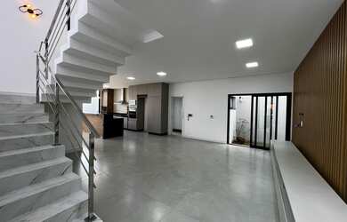 Imagem: A casa possui 3 Dormitórios, 3 Banheiros, 2 Vagas na garagem