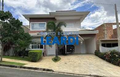 Imagem: A casa em condomínio possui 4 Dormitórios, 5 Banheiros, 4