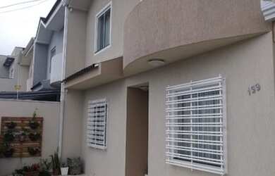 Imagem: A casa possui 3 Dormitórios, 3 Banheiros, 2 Vagas na garagem