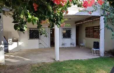 Imagem: A casa possui 2 Dormitórios e 5 Vagas na garagem e está localizado