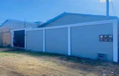 Imagem: A casa possui 3 Dormitórios, 2 Banheiros, 2 Vagas na garagem