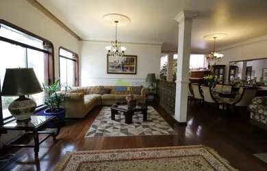 Imagem: A casa possui 4 Dormitórios, 5 Banheiros, 3 Vagas na garagem