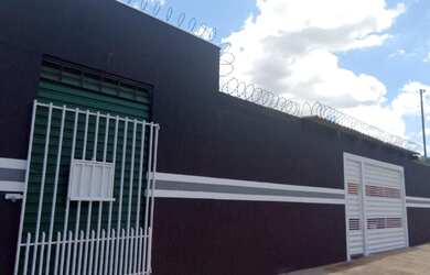 Imagem: A casa possui 3 Dormitórios e 2 Banheiros e está localizado