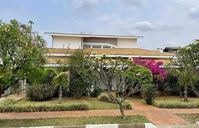 Imagem: A casa possui 5 Dormitórios, 4 Banheiros, 5 Vagas na garagem